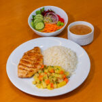 Filé de frango com manteiga de ervas e limão