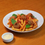 Penne com almôndegas